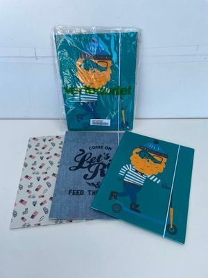 deux livres posés sur une table l'un à côté de l'autre