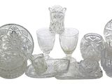 plusieurs morceaux de verre sont disposés sur une surface blanche