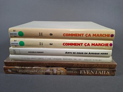 trois livres sont empilés sur une table
