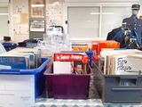 une table sur laquelle sont posés de nombreux livres