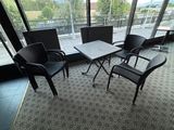 des chaises et une table dans une pièce avec vue sur les montagnes