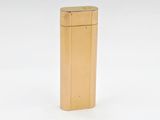 briquet doré posé sur une surface blanche, sur fond blanc