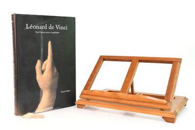 un chevalet en bois sur lequel repose un livre et un autre livre posé sur un support