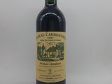 une bouteille de vin posée sur une table