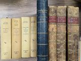 de nombreux livres anciens rangés sur une étagère d'une bibliothèque
