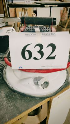 une pancarte indiquant « 632 » posée sur une assiette posée sur une table
