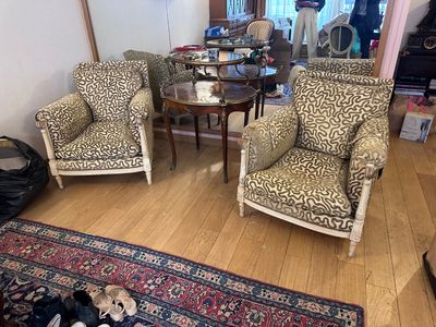 deux chaises et une table dans une pièce avec un tapis