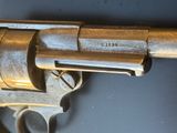 un gros plan d'un pistolet posé sur une table