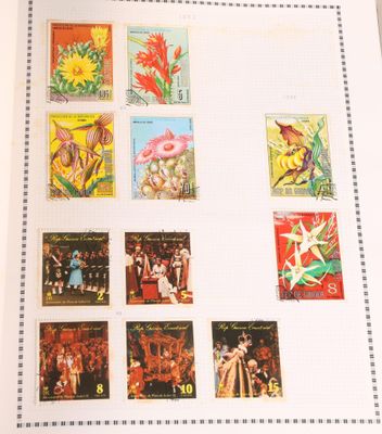 la photo d'un livre sur lequel sont apposés des timbres