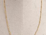 un collier à chaîne en or sur un mannequin mannequin mannequin mannequin mannequin mannequin mannequin mannequin mannequin mannequin