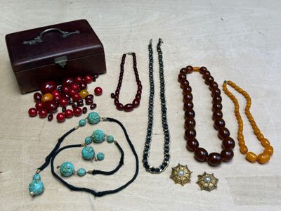de nombreux colliers et bracelets différents disposés sur une table