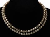 gros plan d'un collier sur un mannequin mannequin