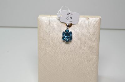 une image représentant une paire de boucles d'oreilles ornées de cristaux bleus