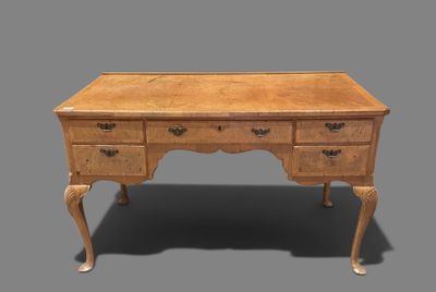 une image d'un bureau en bois avec des tiroirs et des tiroirs dessus
