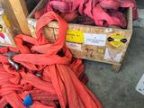 une boîte remplie de cordes rouges à côté d'une boîte de cordes orange