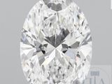 gros plan d'un diamant sur une surface blanche