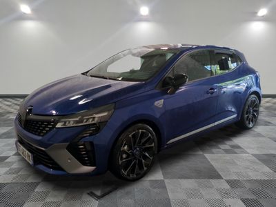 une voiture bleue garée sur le sol en damier d'un garage