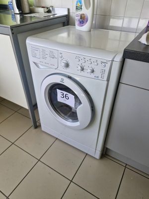 une machine à laver et un sèche-linge dans une petite cuisine