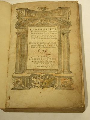 un vieux livre écrit posé sur une table