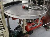 une photo d'un tapis roulant dans une usine