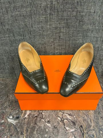 HERMES Paris – Paire de mocassins en cuir marron piqué sellier. T...