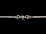 un gros plan sur une barrette en or blanc et diamants