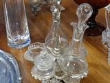 il y a beaucoup d'objets en verre sur la table dans la pièce