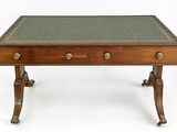 un bureau ancien à deux tiroirs, doté d'un plateau en cuir