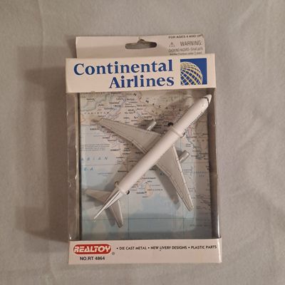 une petite maquette d'avion dans une boîte