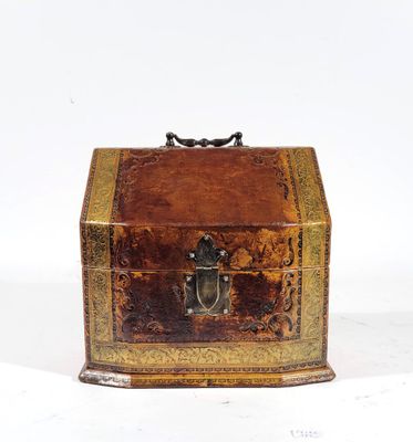 BOITE A COURRIER en cuir marron doré aux petits fers sur âme…