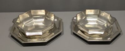 deux plats en métal argenté posés sur une table devant un fond blanc