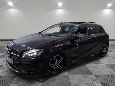 La Mercedes Classe B est garée sur un sol en carrelage à damier