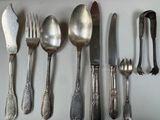 beaucoup de cuillères et de couteaux en argent sur la table