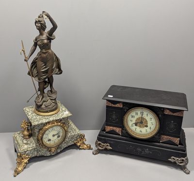 deux horloges placées l'une à côté de l'autre sur une table