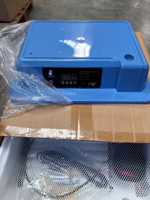 une boîte bleue avec un couvercle bleu posée sur une boîte en carton