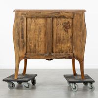 Une commode à plateau en marbre, de style Louis XV, avec mar… (photo 6)