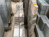 un gros tas de blocs de granit posés sur une palette