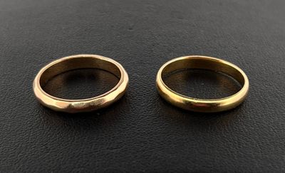 Ensemble de deux alliances en or jaune 750 millièmes. Poinçon hibou. T - Photo 1