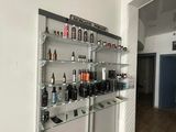 de nombreuses bouteilles d'alcool sur les étagères de la pièce