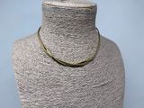 gros plan d'un collier sur un mannequin mannequin