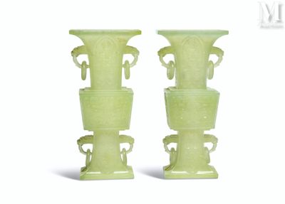 une paire de vases verts munis d'anses de chaque côté