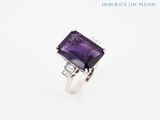Gros plan sur une bague ornée d'une pierre violette