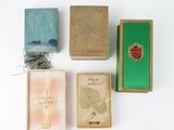quatre livres qui sont posés les uns à côté des autres