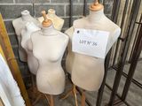 trois mannequins exposés, assis dans une pièce