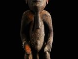 un gros plan sur une statue représentant un singe, sur fond noir