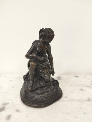 Femme agenouillée Sujet en bronze H. - Photo 1