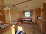 une photo de la cuisine et du salon d'un mobil-home