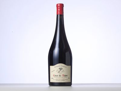 la bouteille de vin rouge est posée sur la table