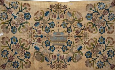 une image représentant un morceau de tissu orné de fleurs et d'oiseaux
