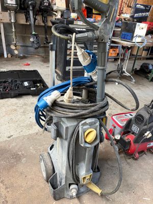 une machine posée sur le sol dans le garage